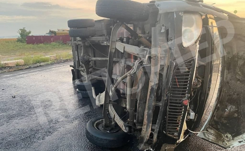 Под Днепром пассажирский автобус врезался в грузовик – есть пострадавшие