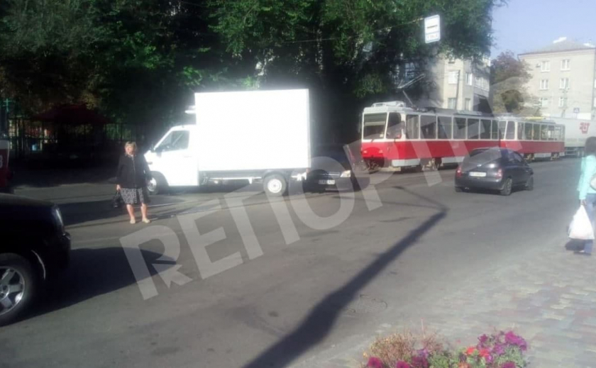 В Днепре на «Нагорке» произошло ДТП: движение осложнено, трамваи стоят