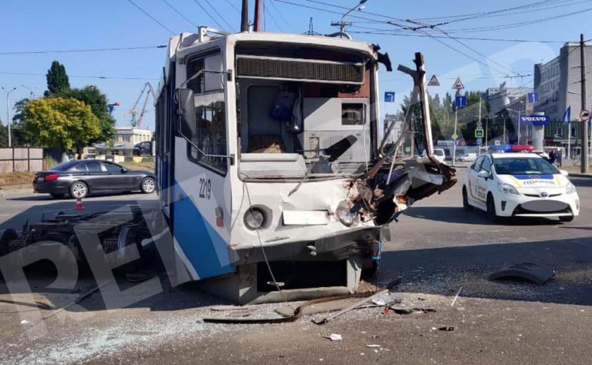 Подробности от инсайдеров: в Днепре грузовик протаранил трамвай с пассажирами