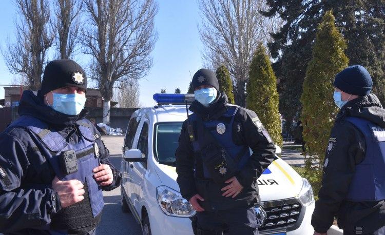 Имеют ли право полицейские штрафовать днепрян, гуляющих без масок 18+