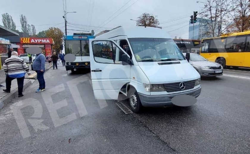 В Днепре троллейбус протаранил маршрутку – есть пострадавшая