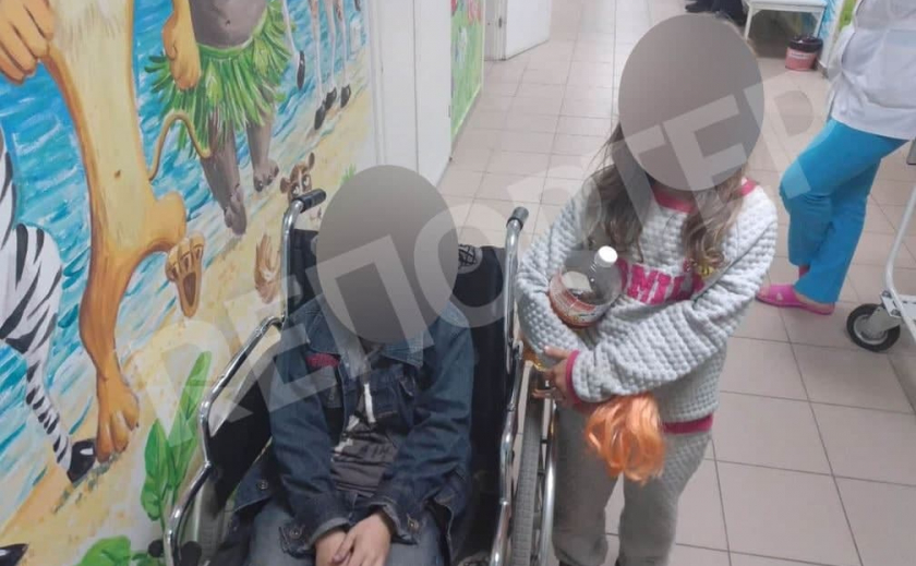 У мальчика травмирована нога: в Днепре пьющая мать оставила ночью детей на улице