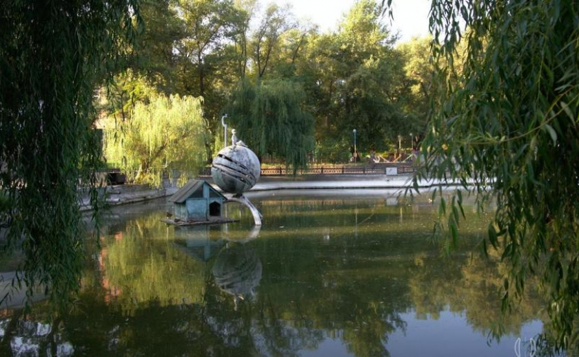 Старинное озеро в днепровском парке не чистили 70 лет