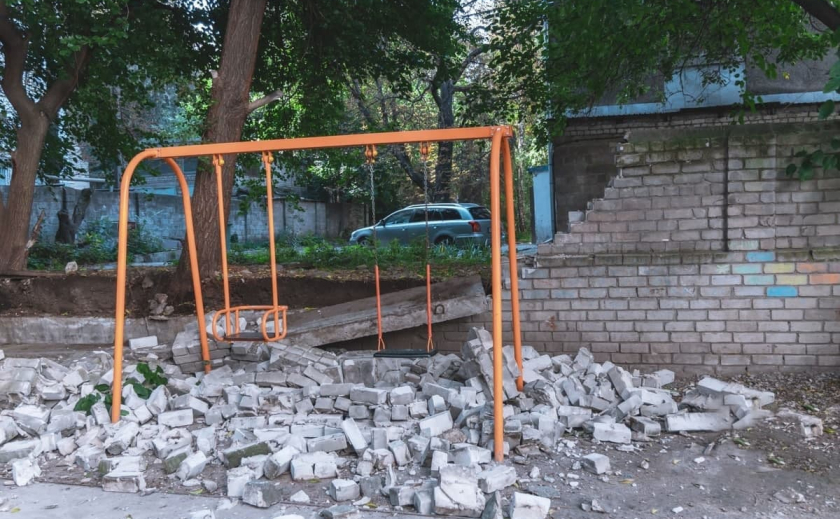 В Днепре кирпичная стена завалилась на площадку: дети не пострадали