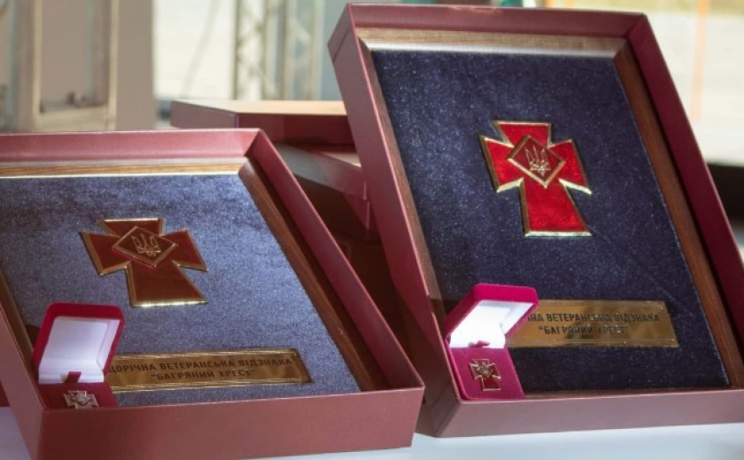Ветераны наградили Музей АТО в Днепре знаком отличия «Багровый Крест»