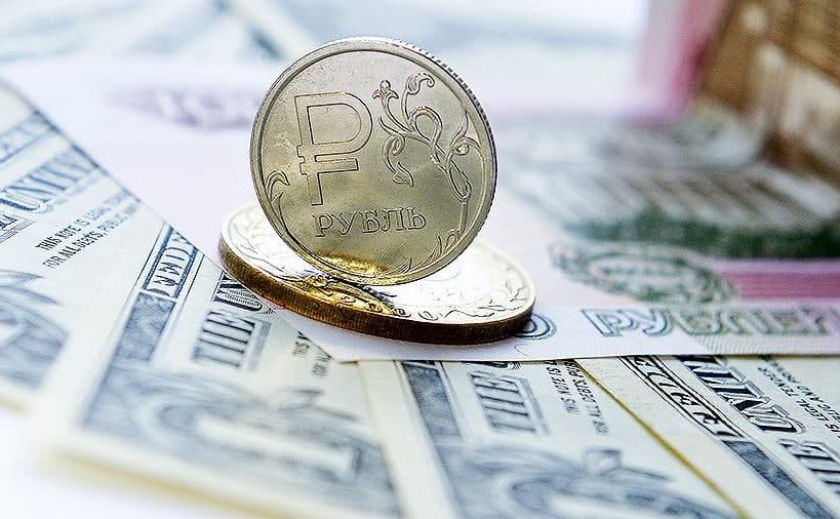 Украинским банкам запретили принимать российскую валюту для пополнения депозитов