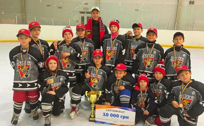 Юные хоккеисты из Днепра выиграли турнир в Киеве и отдали призовые на лечение тренера