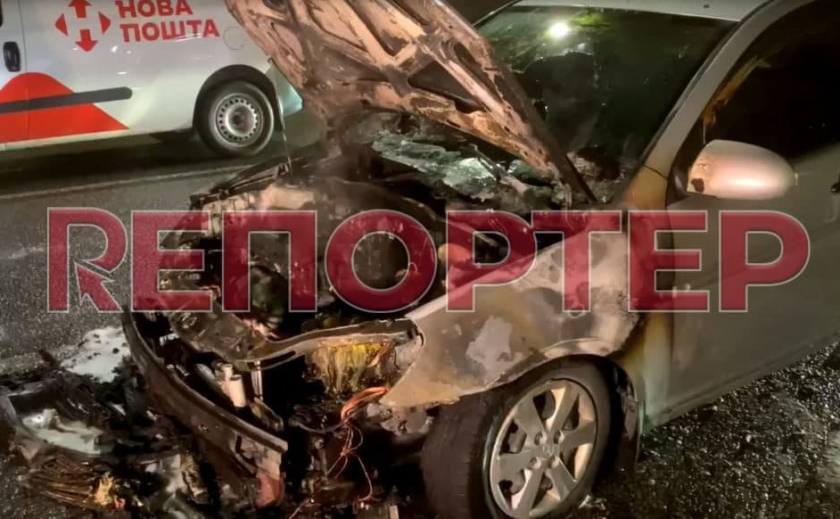 Видео с места событий: в Днепре на Сечевых Стрельцов загорелся автомобиль