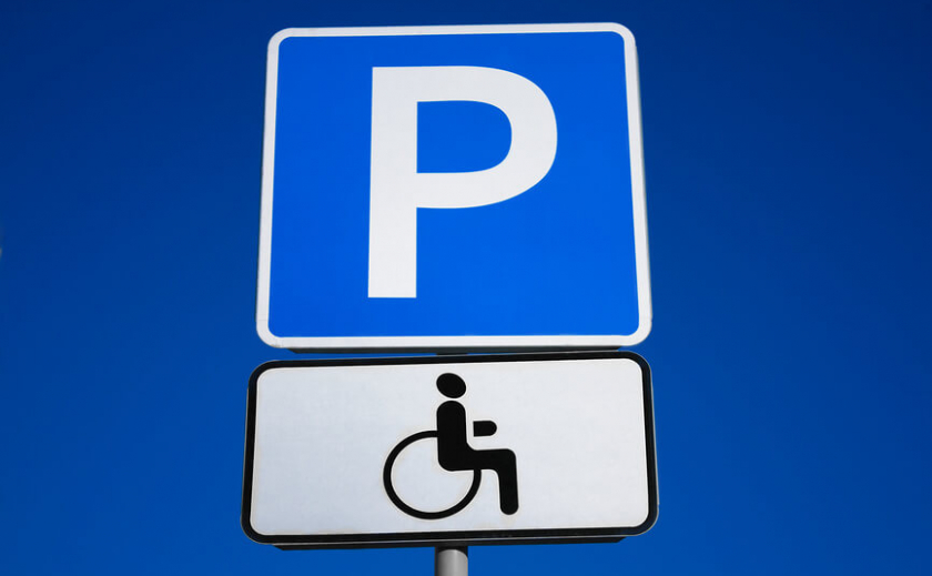 В Днепре сотрудник «Паркт Сервис Группе» пытался прогнать с парковки инвалида