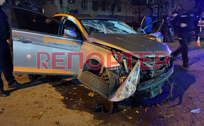 В Днепре такси с пассажиром влетело в дерево: водитель в коме