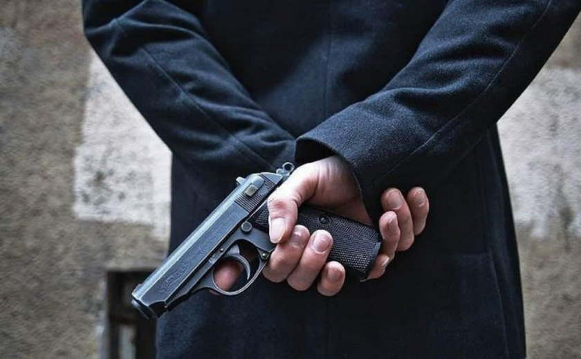 Вместо маски пистолет: в Днепре посетитель магазина угрожал сотрудникам оружием