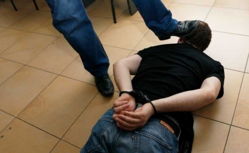 ДБР расследовало дело полицейских из Днепропетровщины, которые применяли насилие к задержанным