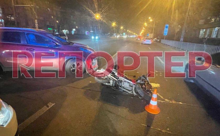В Днепре на Слобожанском водитель иномарки сбил мотоциклиста: пострадавшего госпитализировали