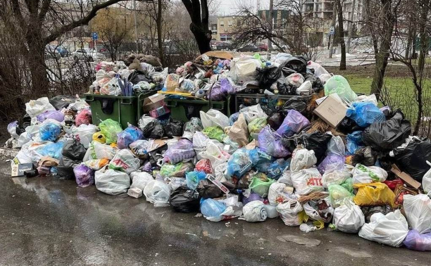 Мусорная монополия: в Днепре коммунальщики перекидывают проблему с вывозом отходов на горожан