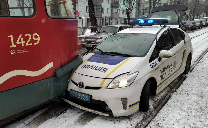 В Днепре полицейский автомобиль врезался в трамвай (Фото)