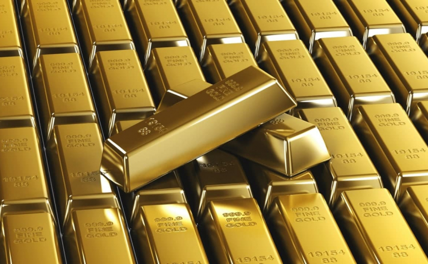 «Защитный» статус: на мировых рынках начало дорожать золото