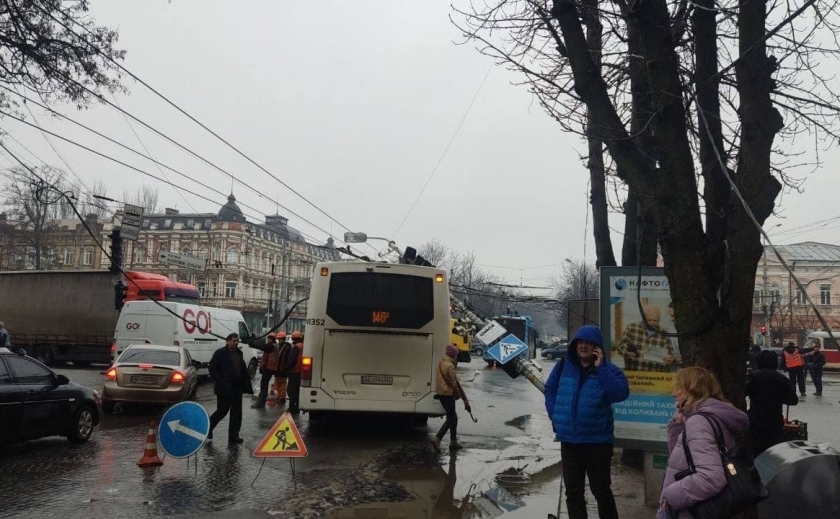 Видео момента: в Днепре электроопора завалилась на пассажирский автобус