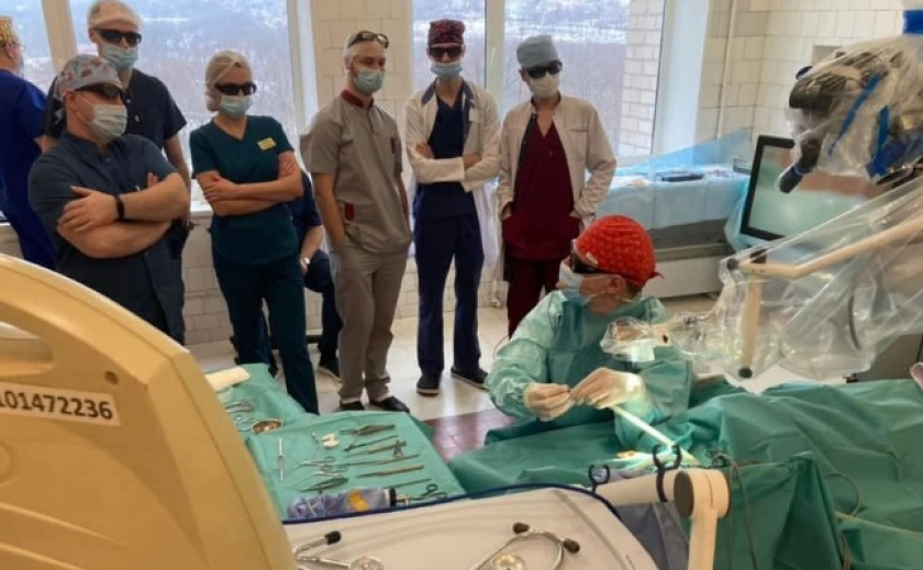 В Днепре врачи впервые в Украине показали мастер-класс по микрохирургии уха