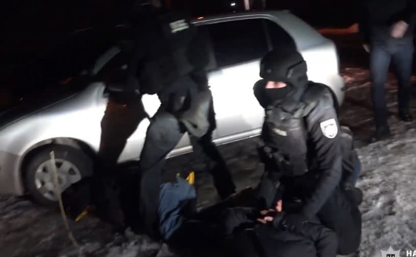 Полицейских из Днепра задержали в Киеве за вымогательство 12 тыс. долларов