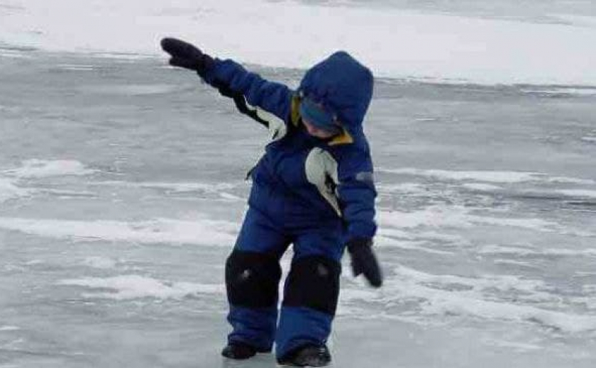 В Днепре дети едва не провалились на тонком льду