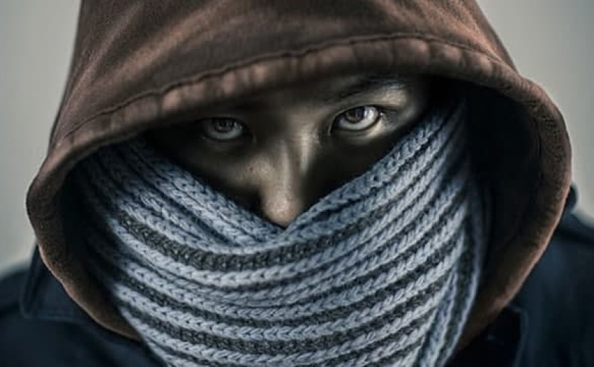 Душил продавца: в Днепре неизвестный с шарфом на лице ограбил магазин