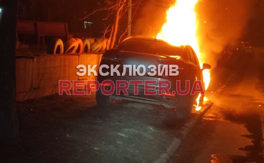 Возможен поджог: в Днепре горела иномарка