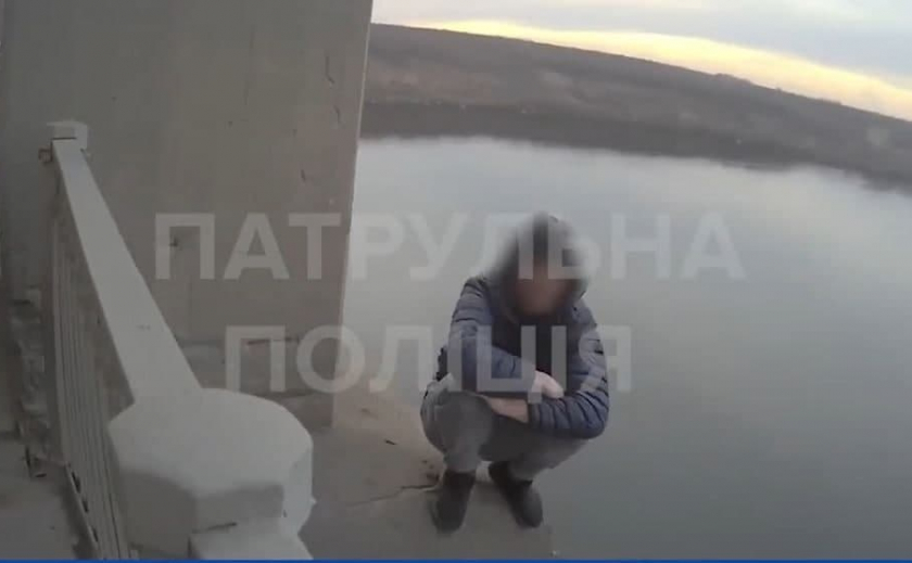 Видео момента: в Запорожье мужчина хотел спрыгнуть с моста Преображенского