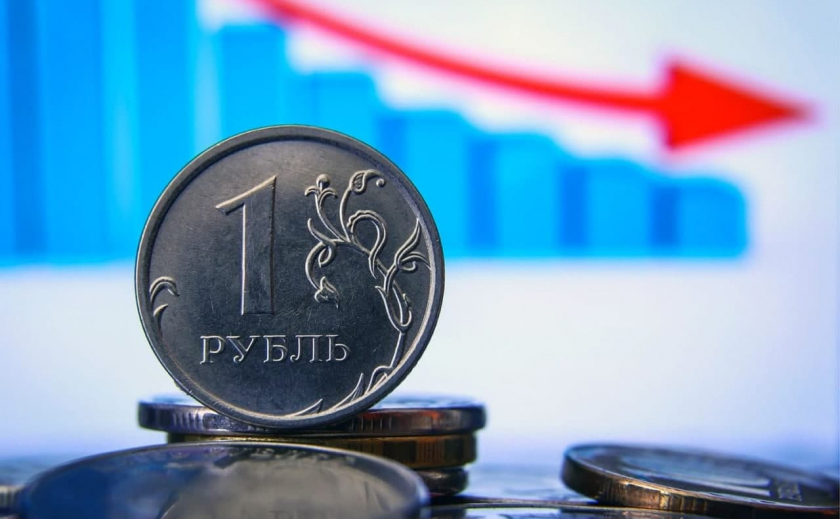После официального признания ДНР и ЛНР: российская валюта падает по отношению к евро и доллару