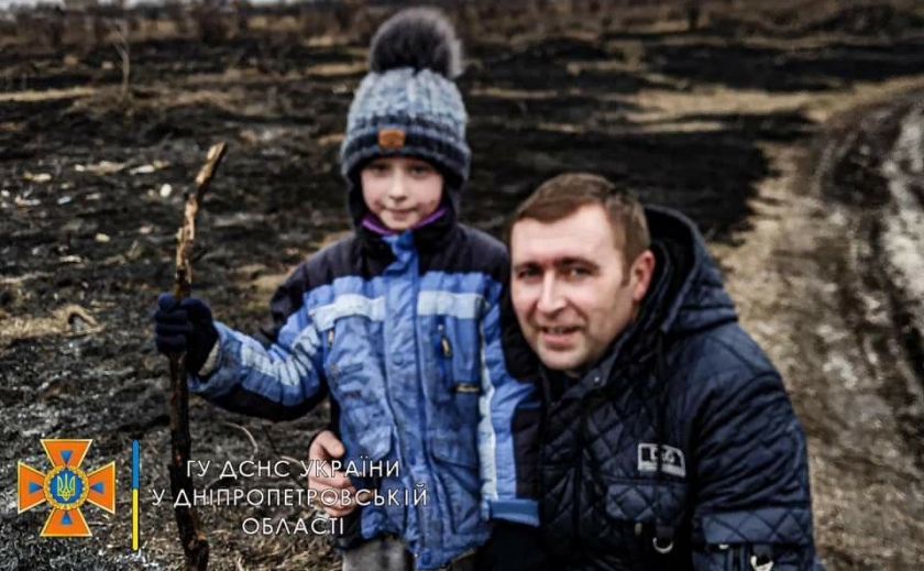 Маленький спасатель: на Днепропетровщине 4-х летний Иван тушил распространившийся пожар сухостоя