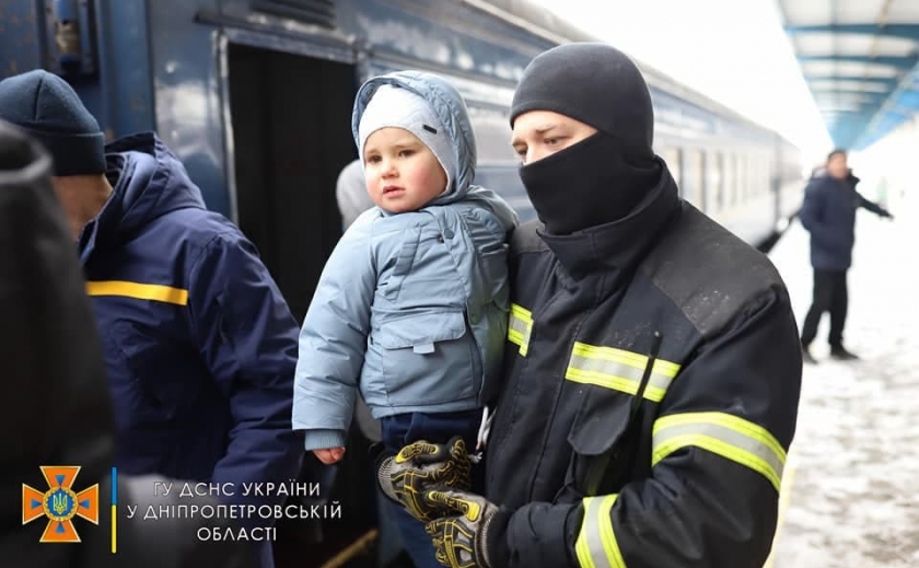 Спасатели продолжают оказывать помощь гражданам, которые эвакуируются из Днепра