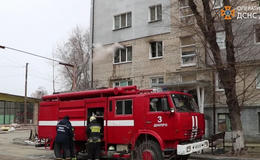 Под Днепром из горящего дома спасли женщину и ребенка
