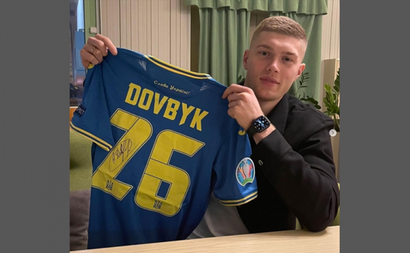 Футболист «Днепр-1» Артем Довбик продал на аукционе футболку сборной Украины и отдал деньги ВСУ