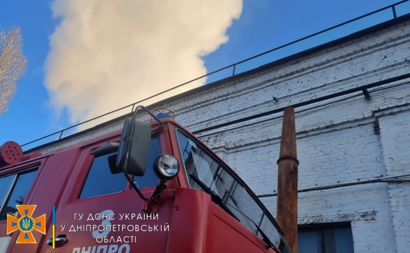В Днепре спасатели ликвидировали пожар от обломков сбитой ракеты