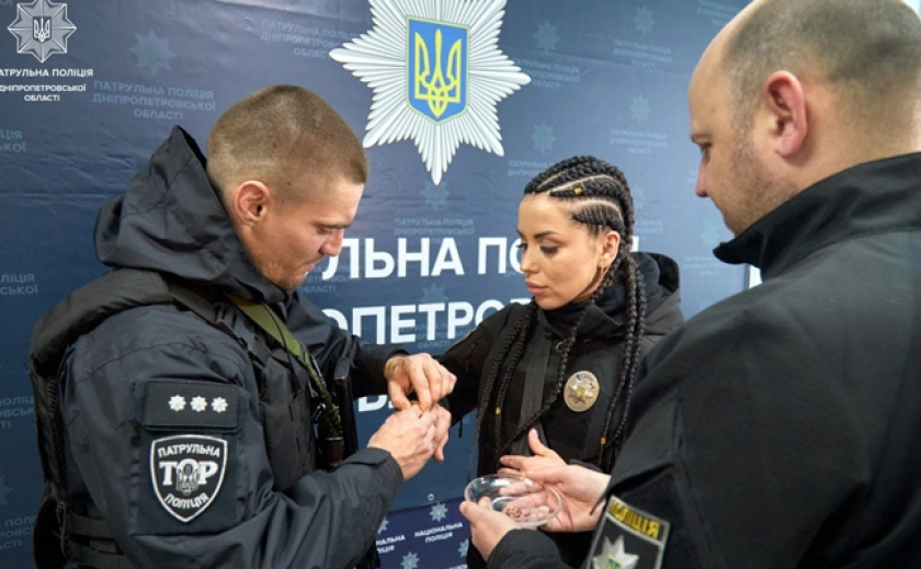 В Днепре поженились патрульные полицейские Анжелика Красильникова и Богдан Брусенко