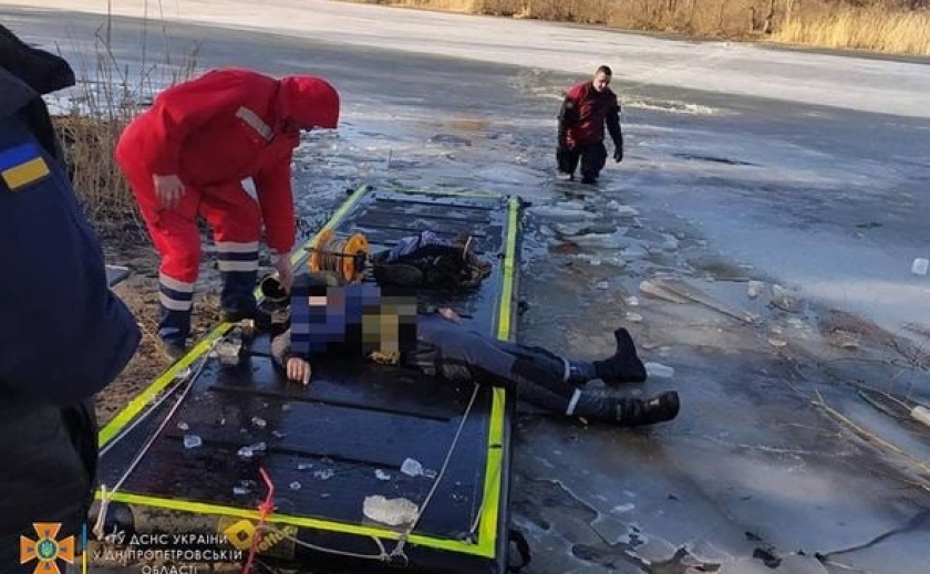 В Днепре двое рыбаков провалились под лед, спасли одного
