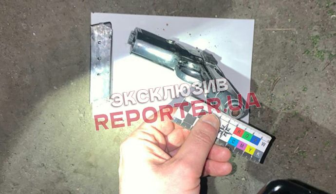 В Днепре пьяный охранник парка размахивал пистолетом на улице