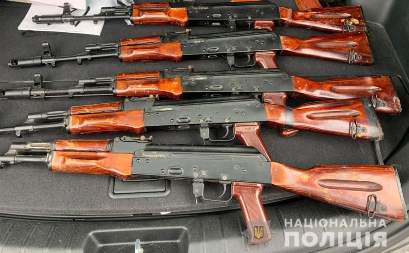 Автоматы и гранаты: в Днепре задержали мужчину, перевозившего оружие и боеприпасы