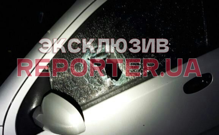 В Днепре двое пьяных парней побили стекла в автомобилях с целью ограбления
