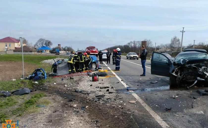 Погибло четверо: Под Синельниково на трассе «Знаменка-Луганск-Изварино» столкнулись «Dacia Logan» та «Chevrolet Aveo»