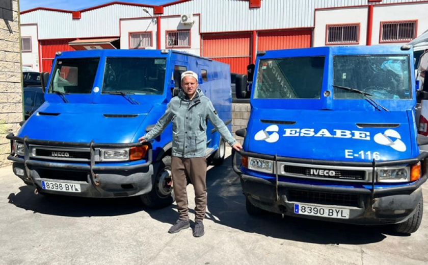 Благотворительный фонд футболиста-волонтера Романа Зозули передал украинским военным 2 бронированных автомобиля