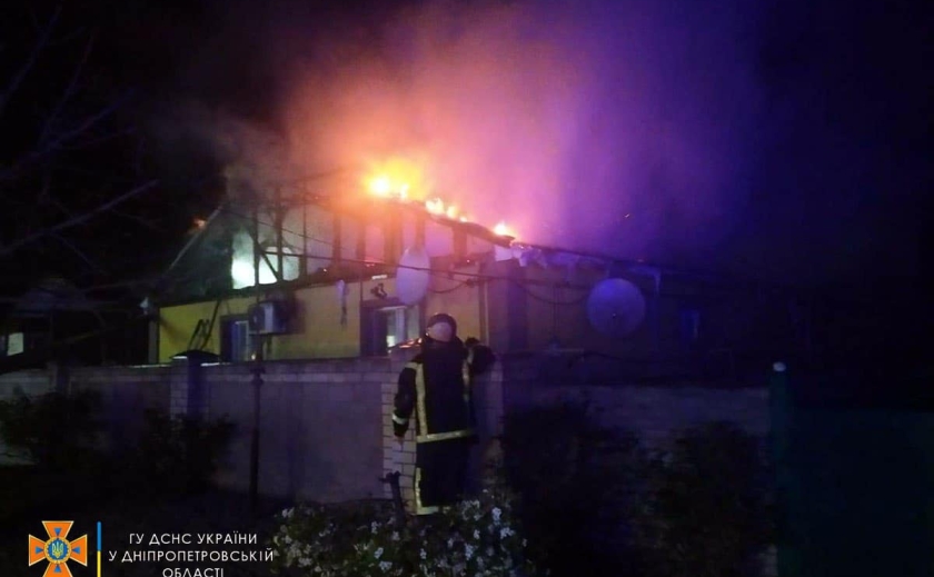 Загорелась крыша: в Каменском горел частный дом