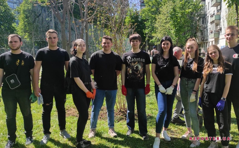 Страна должна расцветать несмотря ни на что: студенты и волонтеры озеленили сквер Янгеля