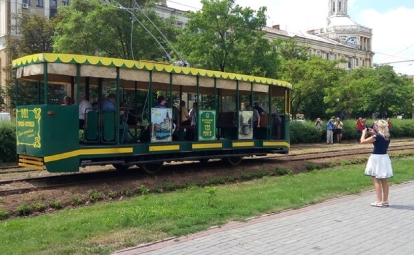 В Днепре выходит на маршрут ретро-трамвай