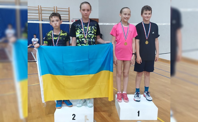 Днепровские спортсмены стали победителями и призерами международного юношеского турнира по бадминтону AdriaYouth International