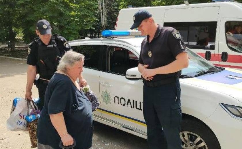 Полицейские и волонтеры Днепропетровщины вывезли из-под обстрелов пожилую женщину