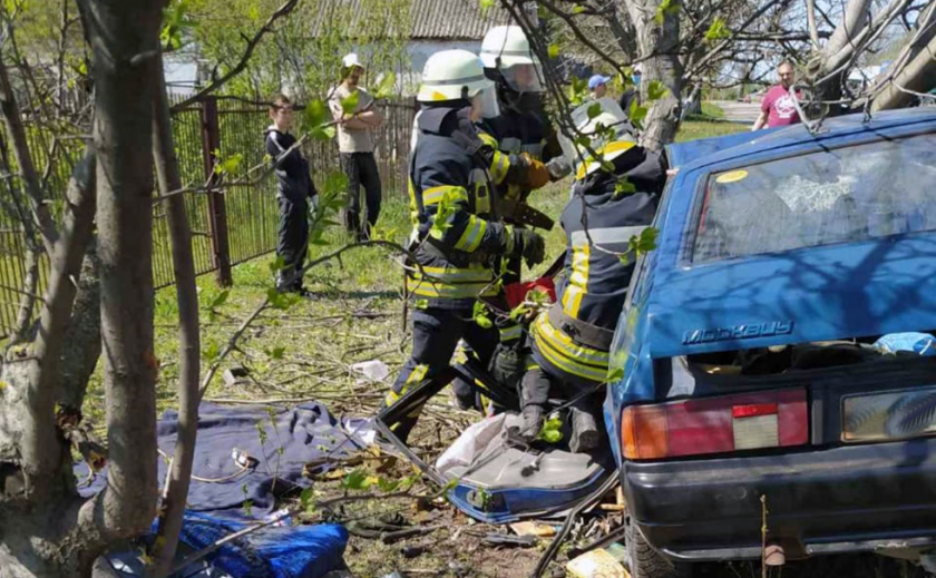 В Днепровском районе водителя вырезали из авто