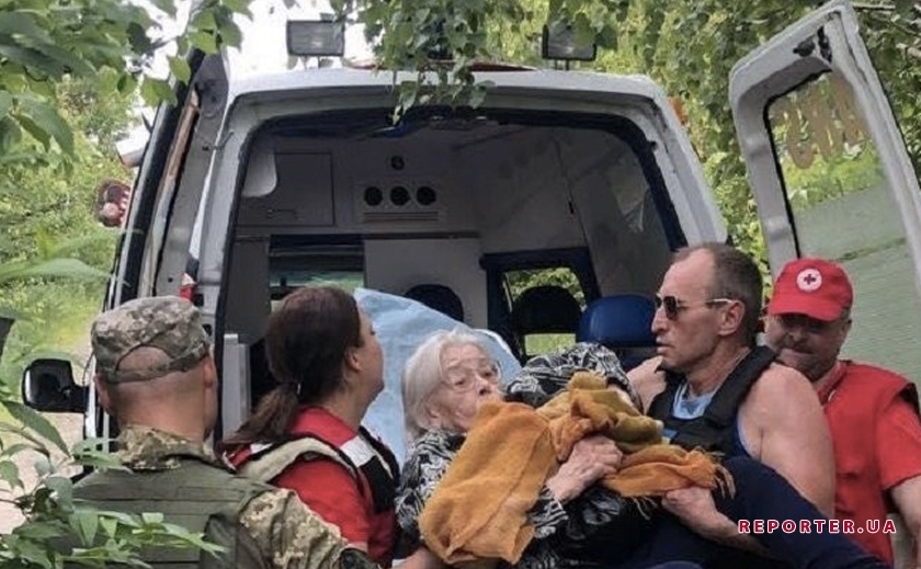 Днепровские волонтеры эвакуировали 92-летнюю бабушку из Донецкой области и доставили туда 60 продуктовых наборов