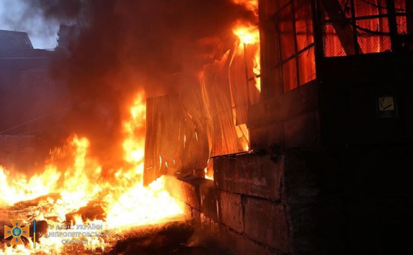 Горели пластмассовые гранулы в тюках: Утренний пожар в Днепре тушили 6 подразделений спасателей