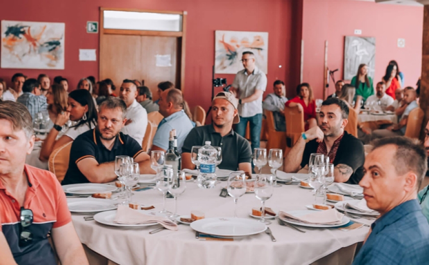 В поддержку Украины: Футболист-волонтер Роман Зозуля вместе с украинской диаспорой в Испании провел благотворительный обед