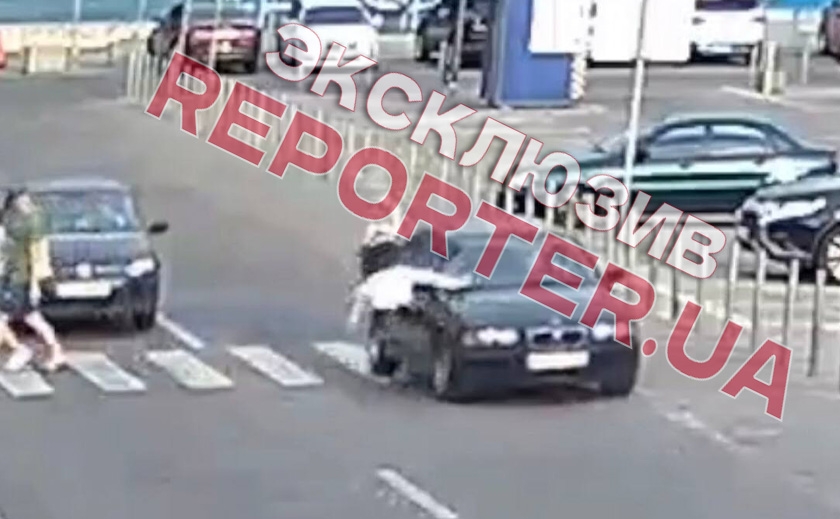 В Днепре возле ЦУМа водитель BMW сбил девушку на пешеходном переходе